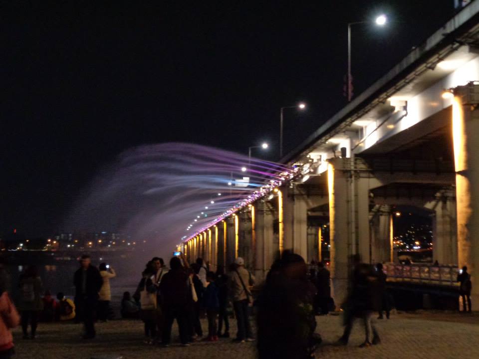 banpo-rainbow-bridge-seoul-kpop-jacket-lady